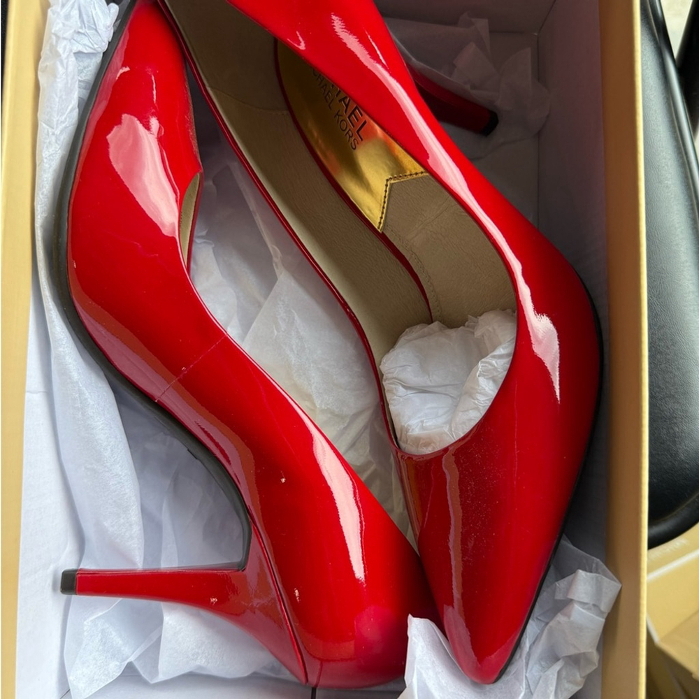 Michael Kors Mk Flex Mid Pump Patent Leather Red
NIB